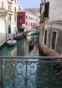 Gondoles paisibles dans un canal venitien